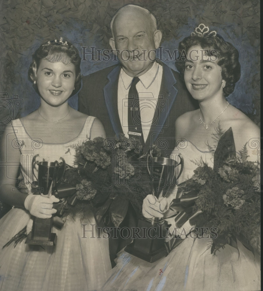 1960 Press Photo Mayor E. C. Walker with Junior and senior Miss Homewood Winners - Historic Images