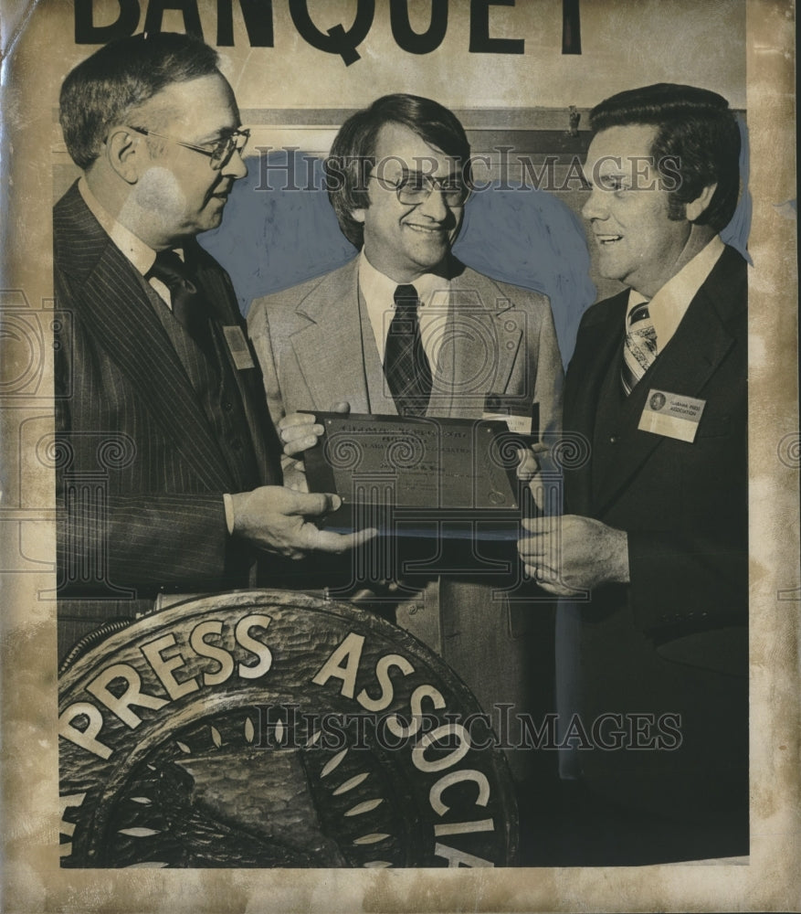 1977 Press Photo U.S. Representative Ronnie Flippo with group at award event - Historic Images