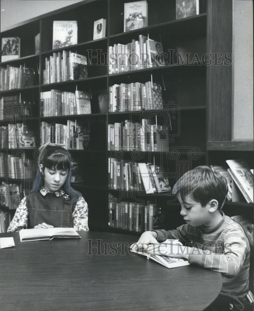 1970 Press Photo Gina and Mark McGraw are Regulars at Vincent, Alabama, Library - Historic Images