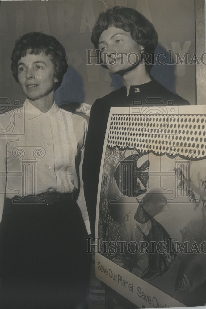1971 Press Photo Mrs. D. O. Wright & Mrs. Thomas Carruthers, Conservation Center - Historic Images
