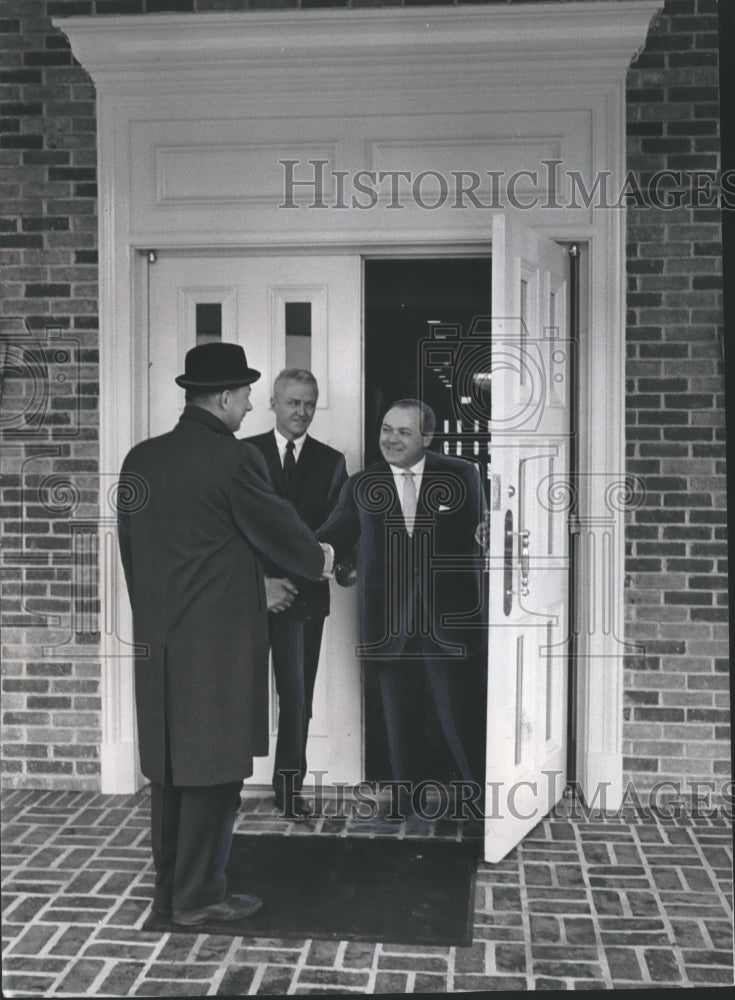 1966 Press Photo Manager Stan Vermandel of Birmingham Downtown Club greets men - Historic Images