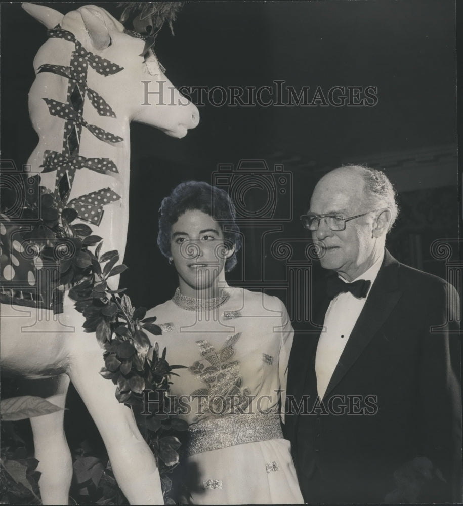 1972 Press Photo Debutante Mary Givhan with her father at Mountain Brook Club - Historic Images