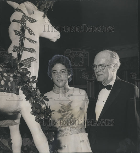 1972 Press Photo Debutante Mary Givhan with her father at Mountain Brook Club - Historic Images