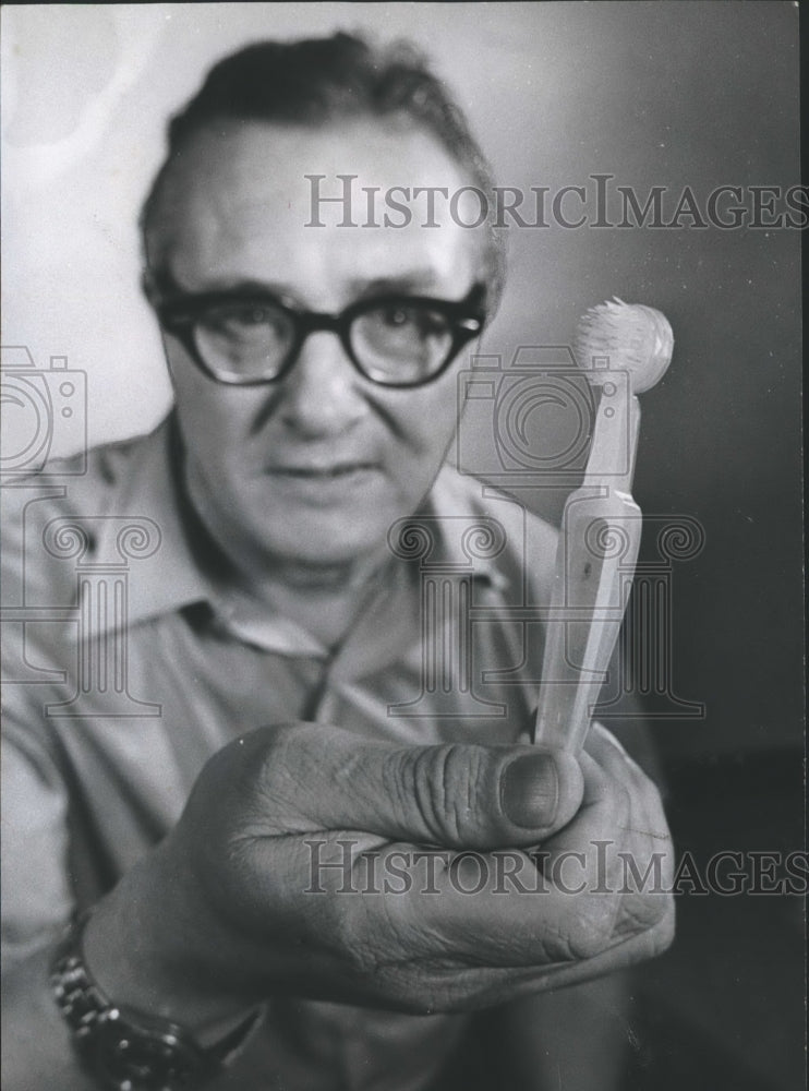 1970 Press Photo Art Gleichert Shows &quot;Reservoir&quot; Toothbrush that He Invented - Historic Images