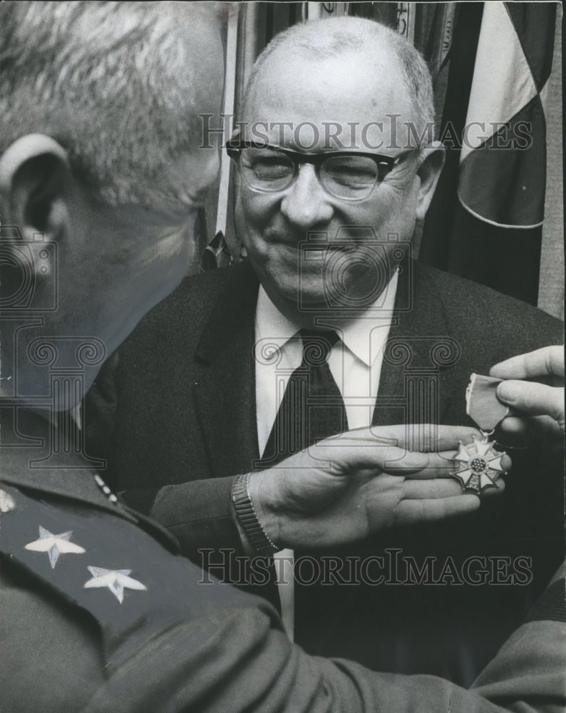 1967 Press Photo Doctor Eugene B. Glenn received Legion of Merit award ...