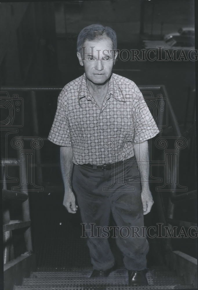 1975 Press Photo Ross Gilton, Birmingham Mayor candidate, on steps at the News - Historic Images