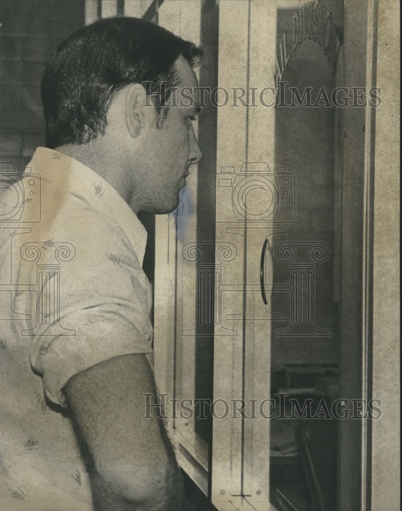 1977 Press Photo Larry Gilham being taken to county jail - abno03802 - Historic Images