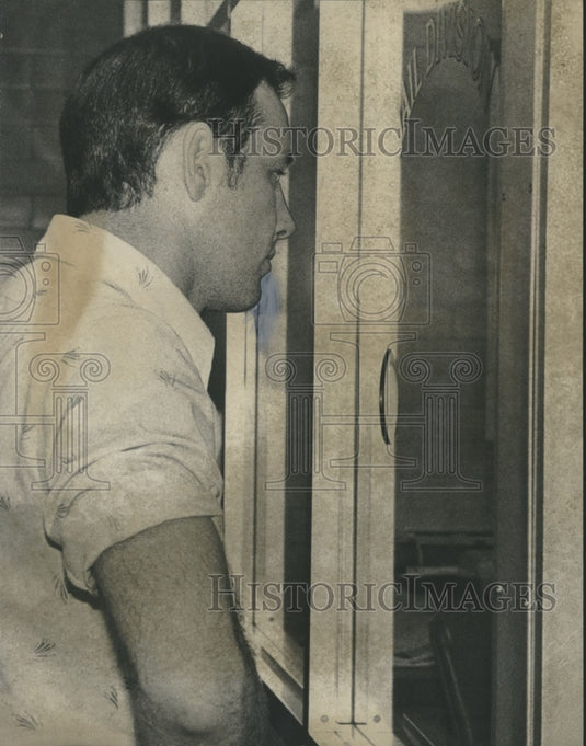 1977 Press Photo Larry Gilham being taken to county jail - abno03802 - Historic Images