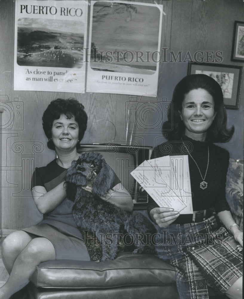 1971 Press Photo Mrs. Harvey Gotlieb and Mrs. Vernon Patrick hold tickets - Historic Images