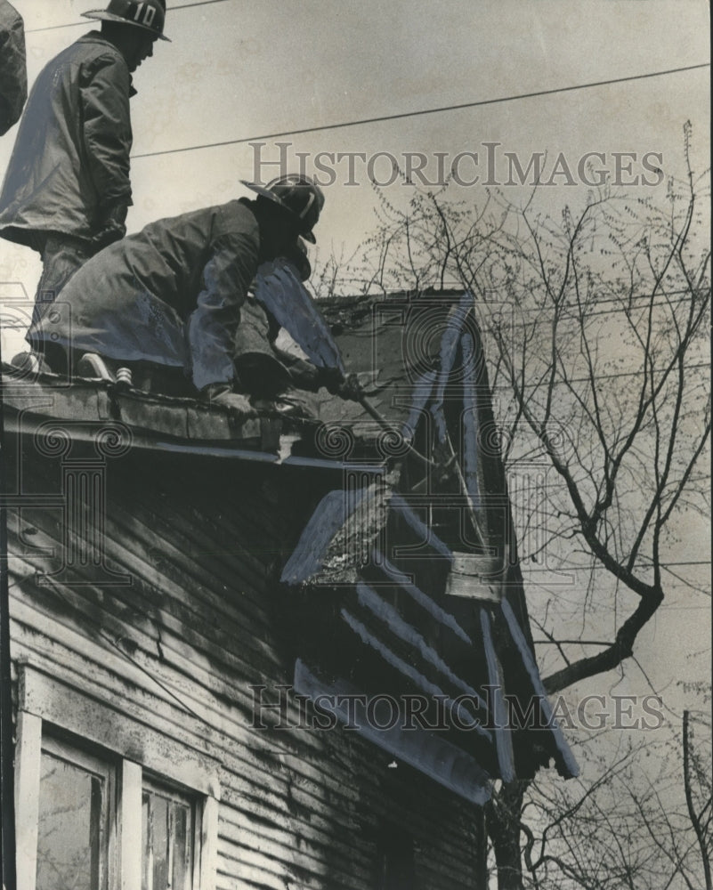 1971 Press Photo Firemen on roof of home where man died in fire, Birmingham - Historic Images