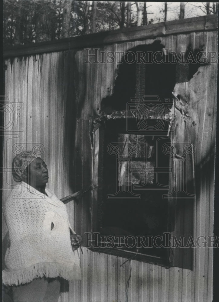 1978 Press Photo Mrs. Smith inspects fire damage to her home in Birmingham - Historic Images