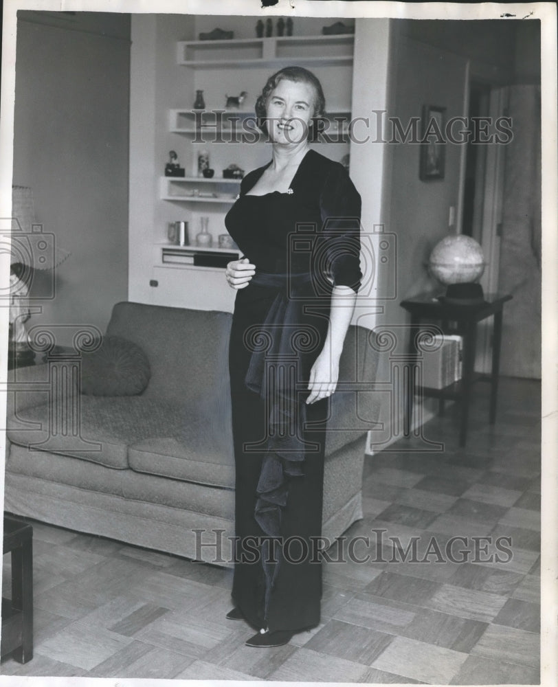 1963 Mrs. Rankin Fite, wife of Alabama State Congressman of Hamilton - Historic Images