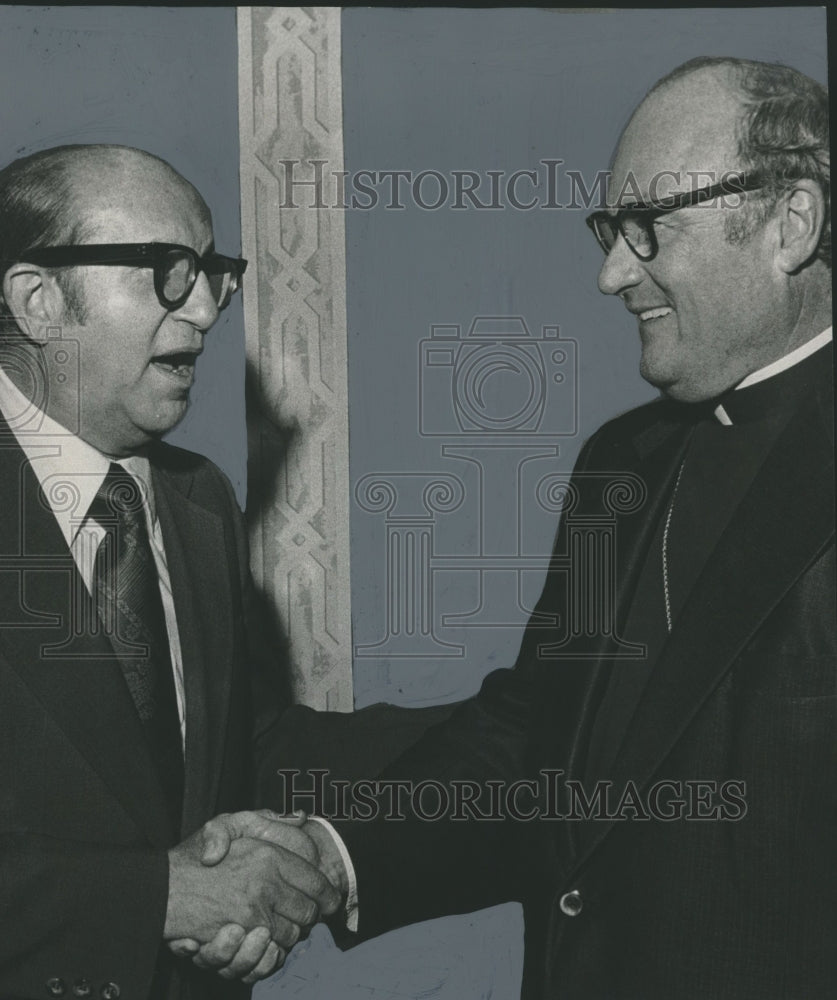 1975 Press Photo Rabbi Milton Grafman shakes hands with Reverend Joseph Vath - Historic Images