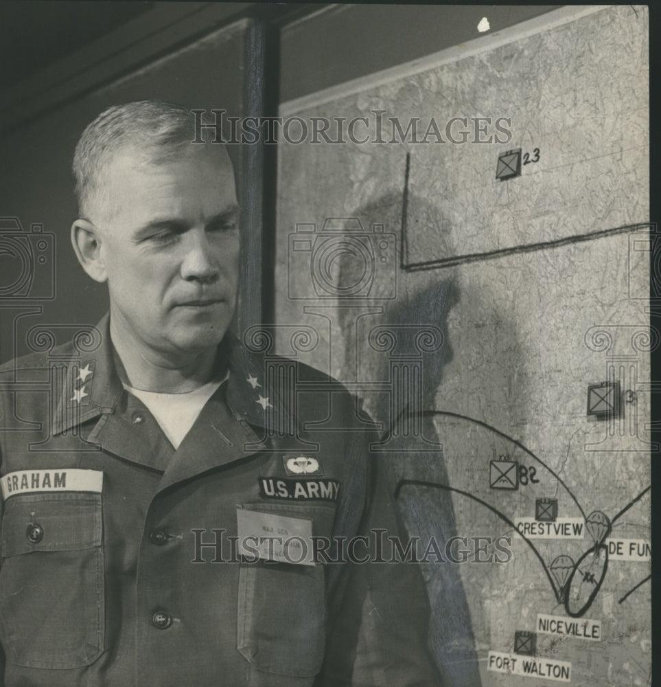 1960 Press Photo Army General Henry Graham at South Wind headquarters - Historic Images