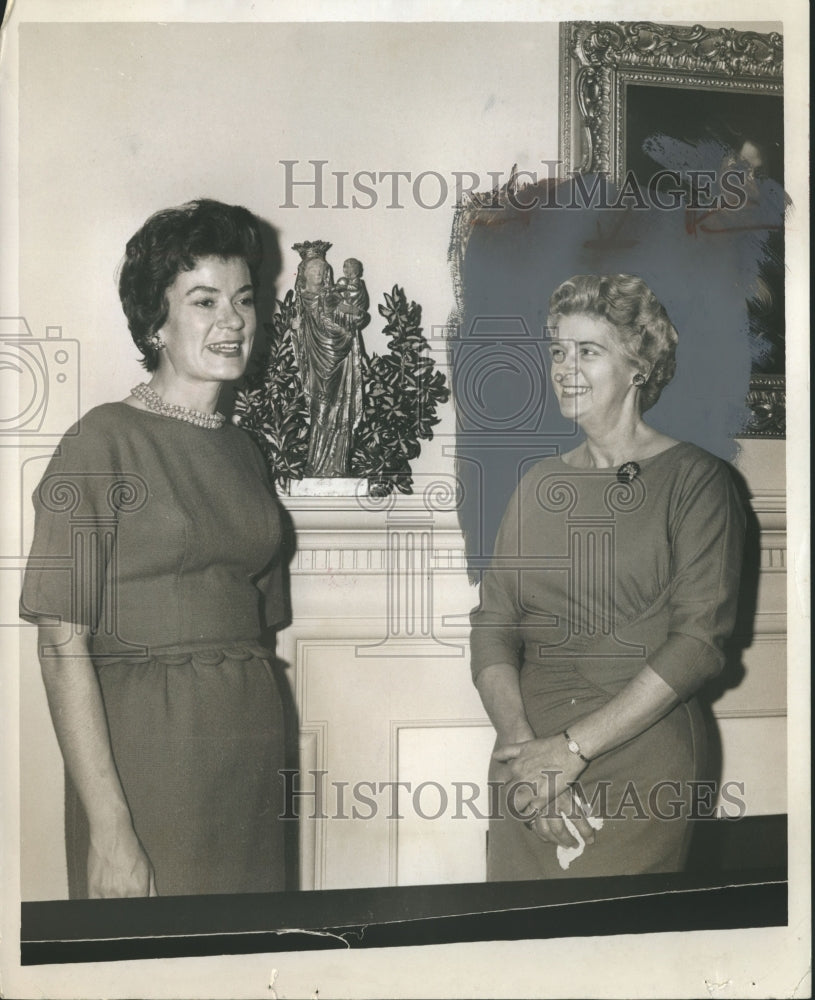 1965 Press Photo Mrs. Hugh Bigler and daughter front of mantel, Scribblers - Historic Images