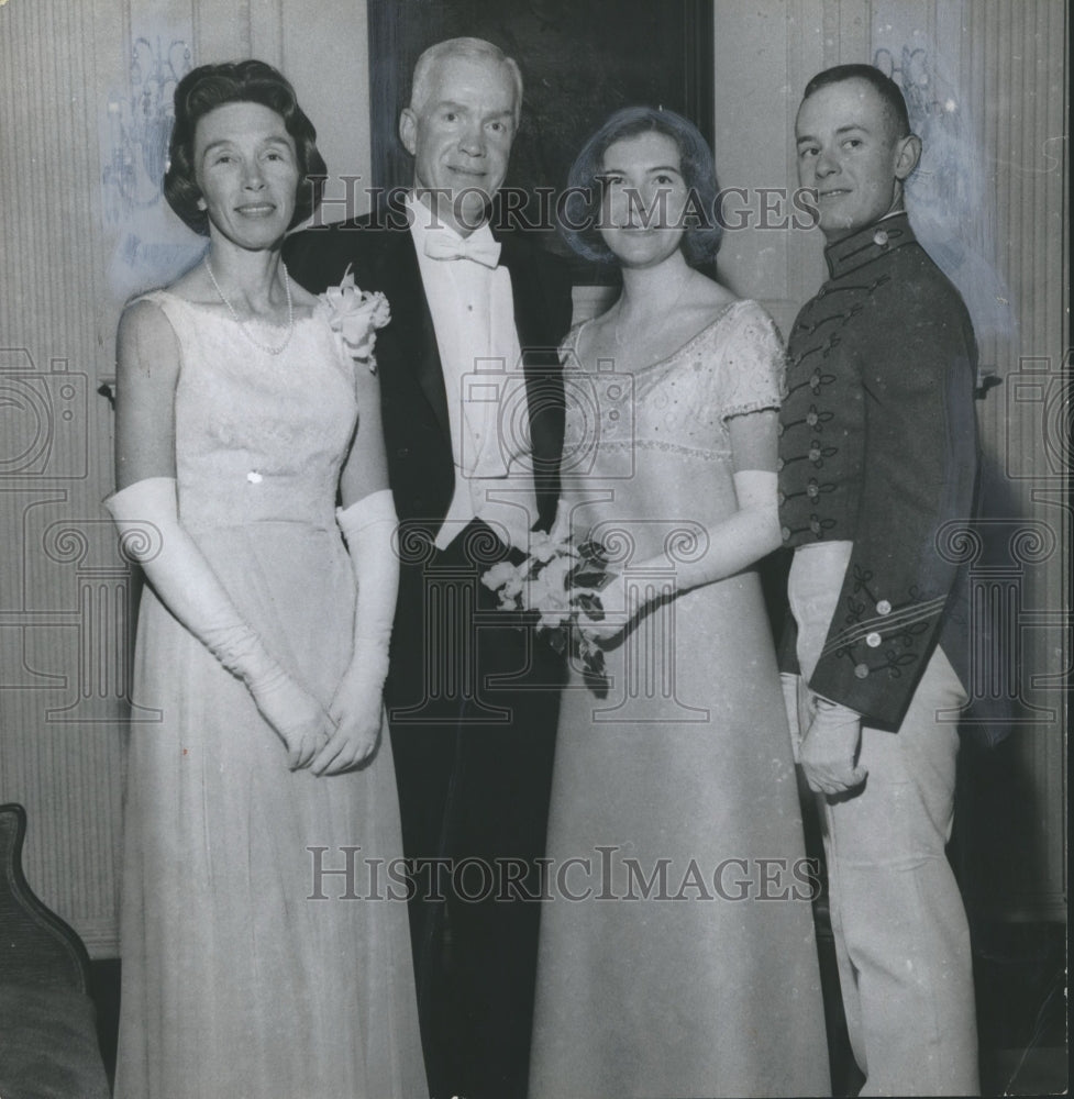 1968 Press Photo Ann Whitaker Graham presented at ball at Mountain Brooke Club - Historic Images
