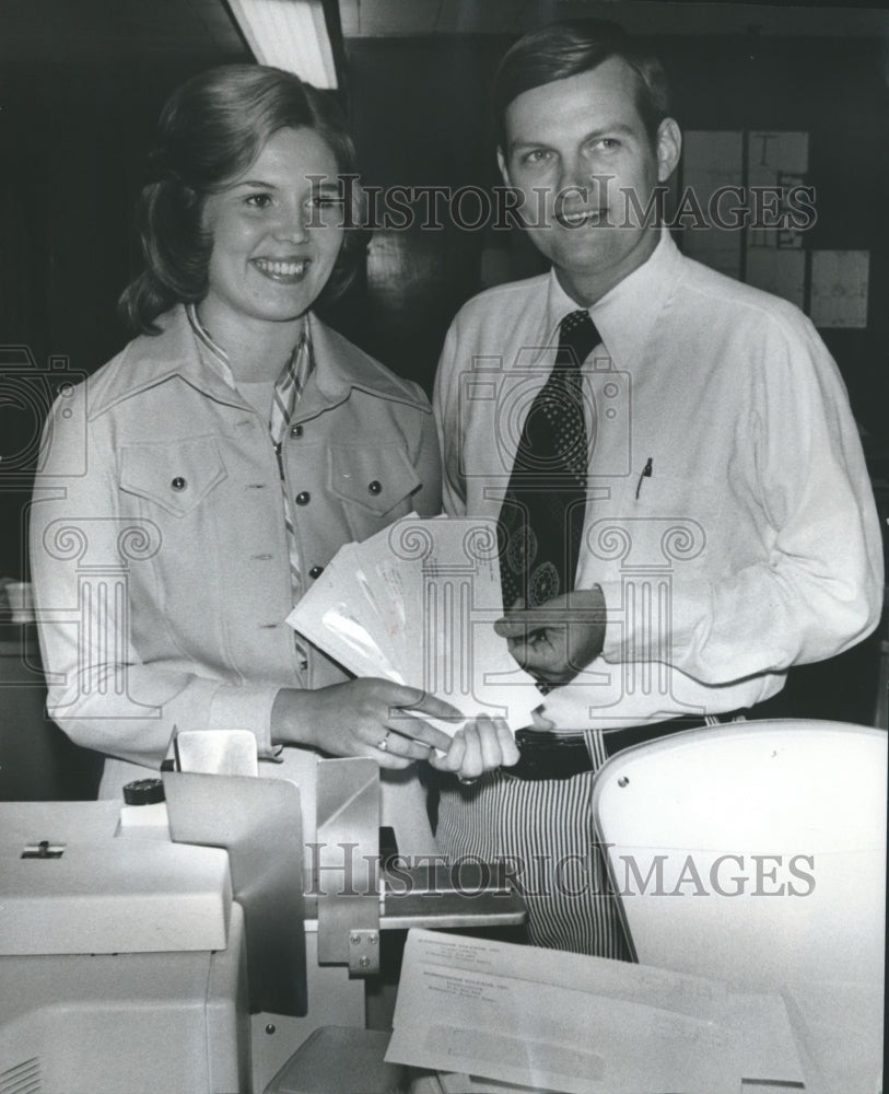 1975 Press Photo Brenda Hawkins, David Culp at Vulcans&#39; ticket office, Alabama - Historic Images