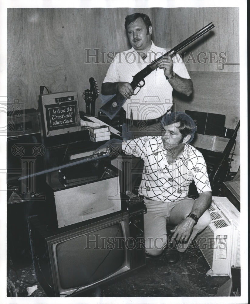 1975 Press Photo Birmingham officers with confiscated merchandise, Alabama - Historic Images