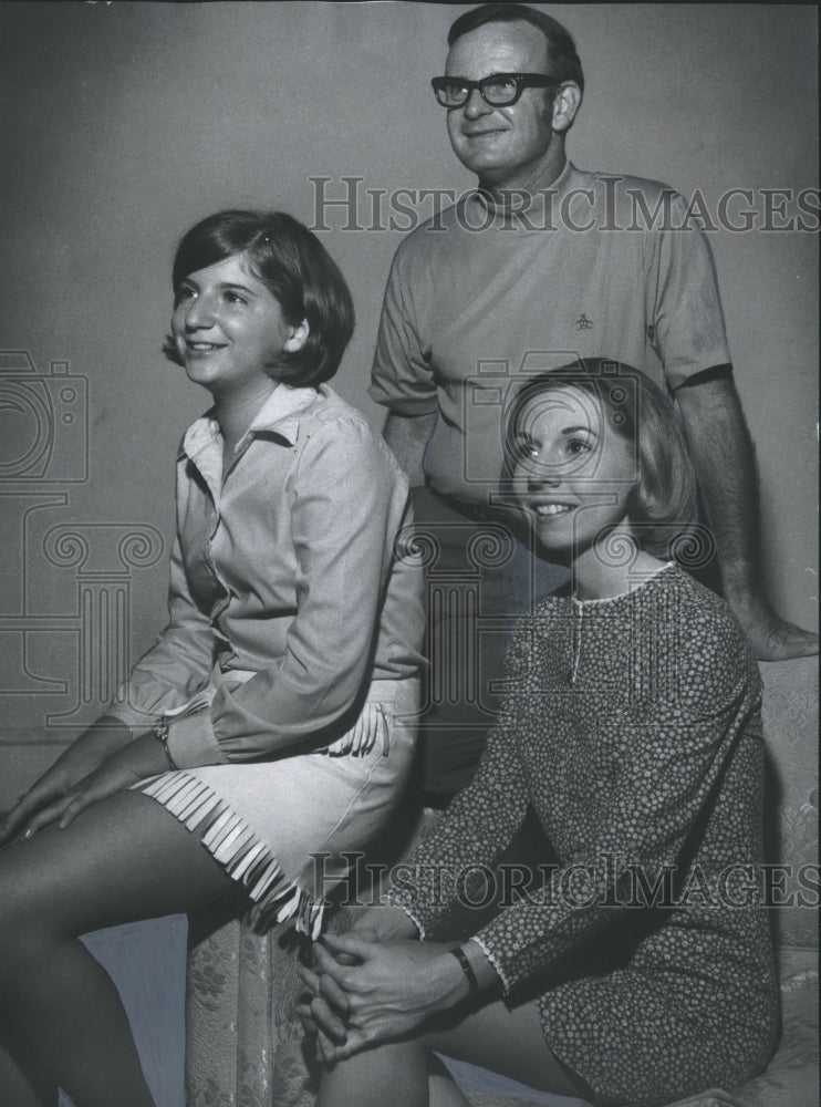 1969 Press Photo J. Accinno &amp; actors in the play &quot;The Girl In The Freudian Slip&quot; - Historic Images