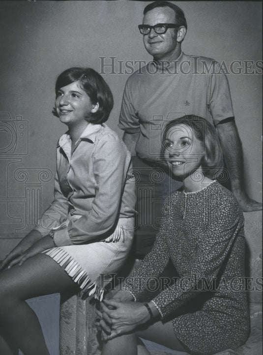 1969 Press Photo J. Accinno & actors in the play "The Girl In The Freudian Slip" - Historic Images