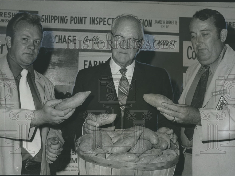 1971, Richard Bears, Alabama Agriculture Commissioner, and Others - Historic Images