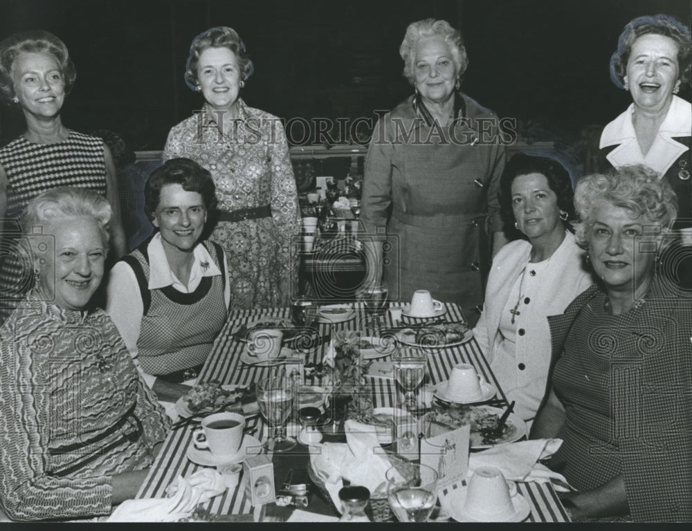 1972 Press Photo Social Party, Mrs. Hill Ferguson Jr., Mrs. Ed James, and others - Historic Images