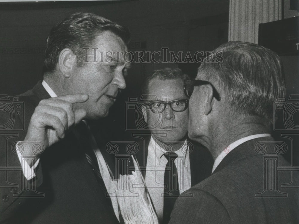 1969 Press Photo U.S. Marshal James Lunceford talks with man at Alabama Senate - Historic Images