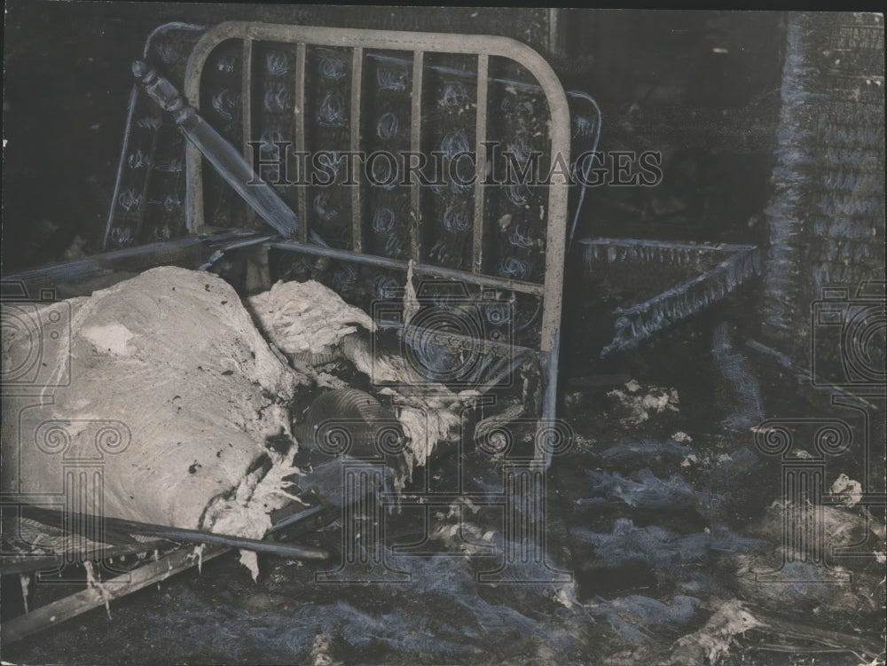 1954 Press Photo Burned bed in Tarrant home - abno04268 - Historic Images