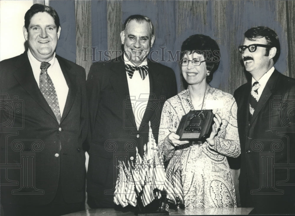 1972 Press Photo Ellen Burchfield wins Liberty Bell award for Huntsville- Historic Images