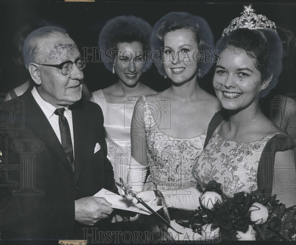 1965 Press Photo Julia Grey England, 1965 Alabama "Maid of Cotton", with others - Historic Images