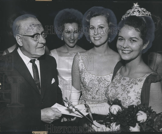 1965 Press Photo Julia Grey England, 1965 Alabama "Maid of Cotton", with others - Historic Images
