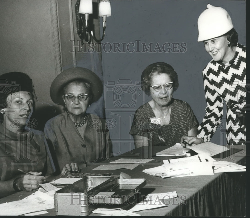 1967, Clubwomen Register at AFWC Fall Meeting - abno04311 - Historic Images
