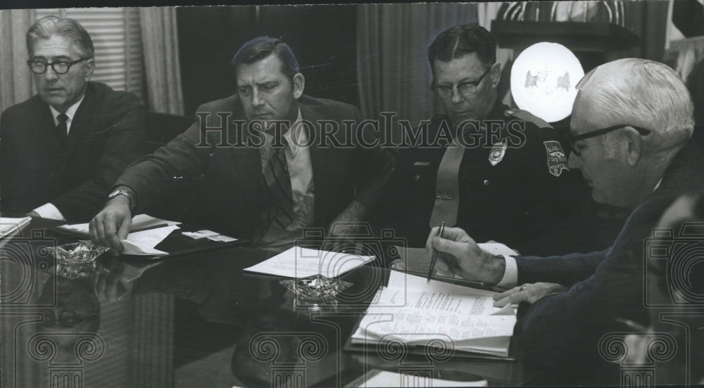 1970 Press Photo Mayor Tuck heads task force in setting up priorities - Historic Images