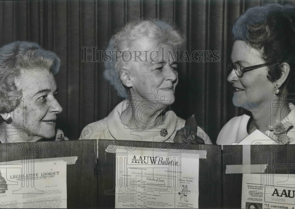 1973 Press Photo Mrs. Mervyn Sterne and Mrs. William Bailey at University Women - Historic Images