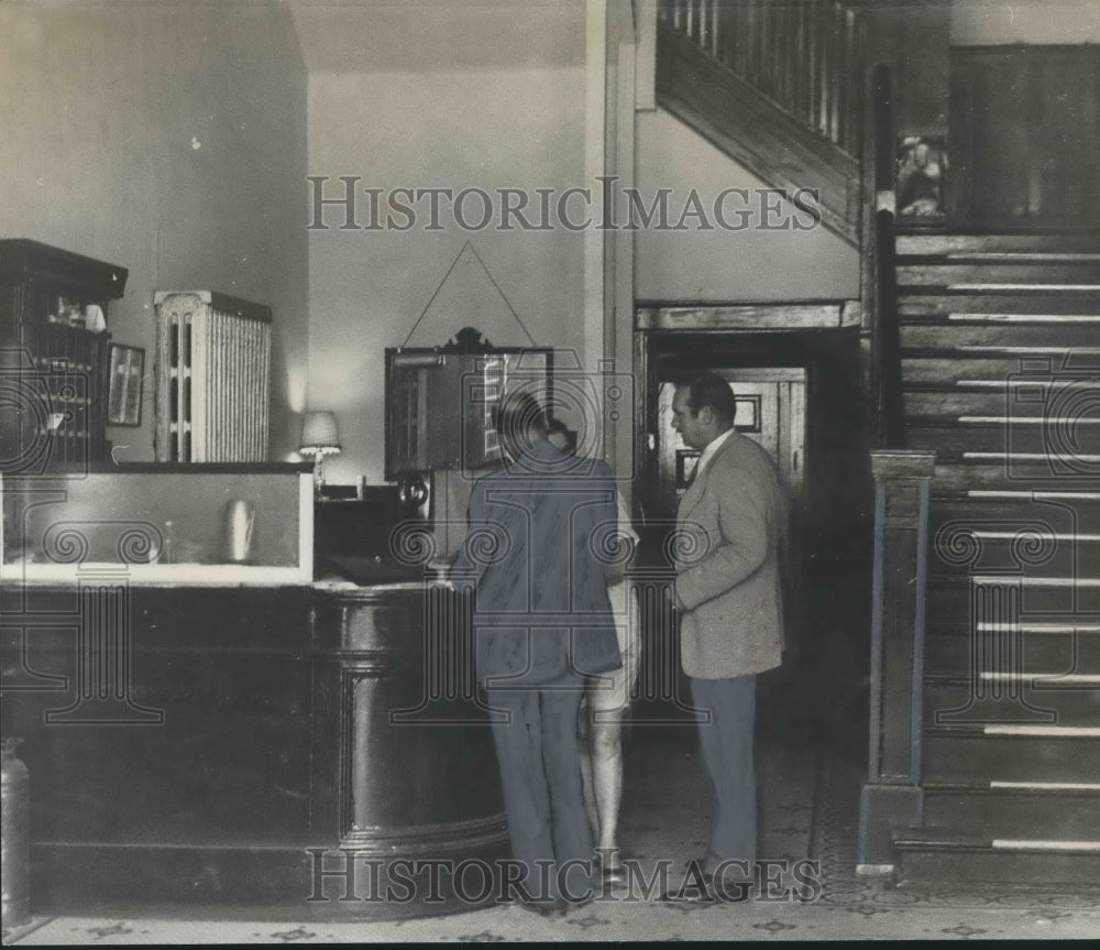 1972 Press Photo Birmingham Police - L.H. Kirk, E.E. Sosebee with Robbery Victim - Historic Images