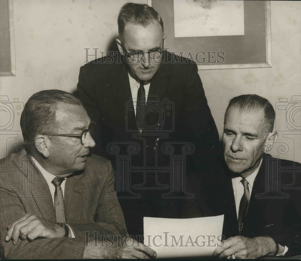 1963 Press Photo L.B. Dickson, Alabama Agricultural Leader, and Others - Historic Images