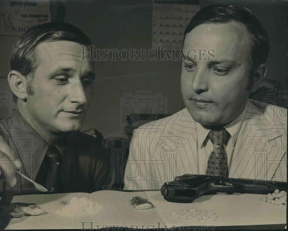 1971 Birmingham detectives with drugs confiscated during arrest - Historic Images