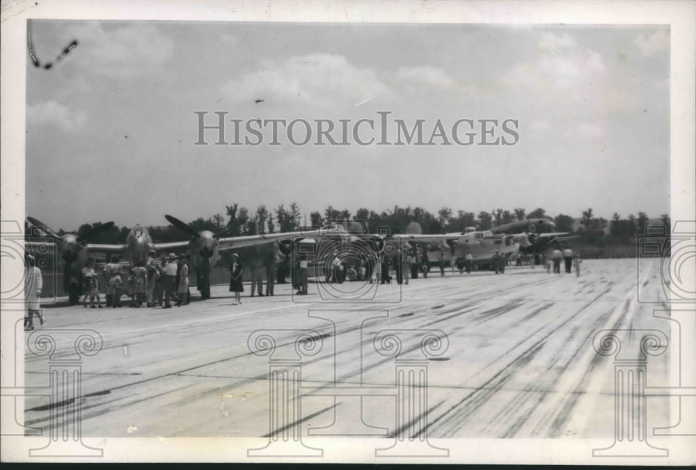 1945 Press Photo Planes on display at Birmingham Municipal Airport, Alabama - Historic Images