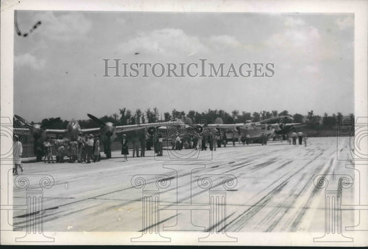 1945 Press Photo Planes on display at Birmingham Municipal Airport, Alabama - Historic Images