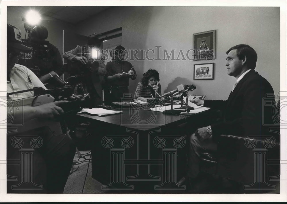 1986 Talladega Chief of Police, Mike Hamlin, at press conference - Historic Images