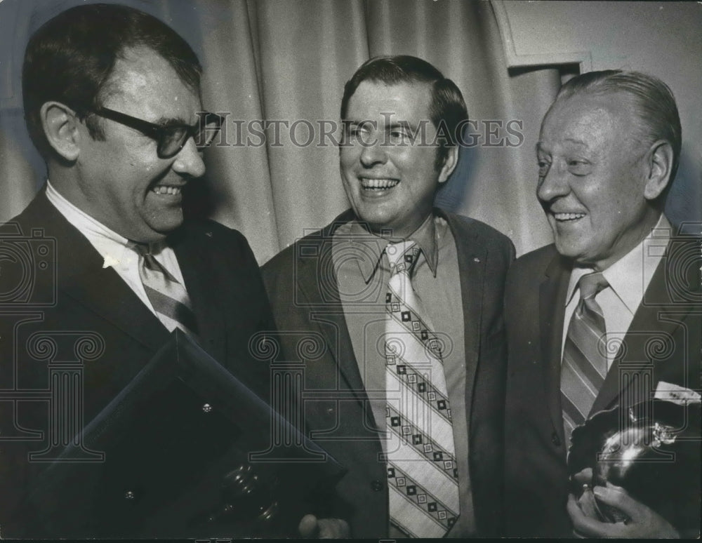 1971 Press Photo Press Association&#39;s Jim Hall with others - abno04504 - Historic Images