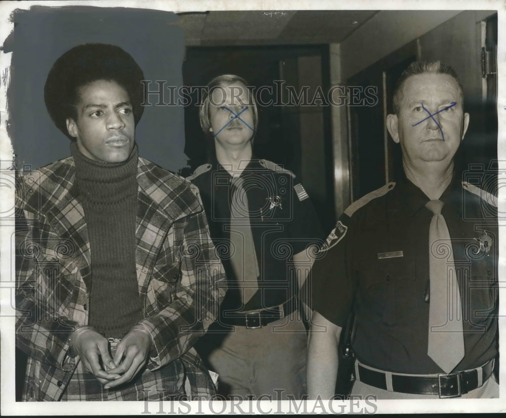 1976, James Edward Hutchinson Jr. and Police Officers - abno04508 - Historic Images