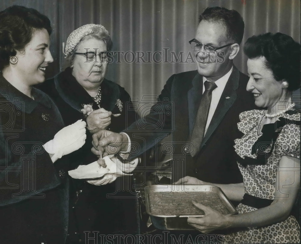 1962 Press Photo Ed Hyde, Ex-Manager Purefoy Hotel, Shares Sweet Potato Pudding - Historic Images