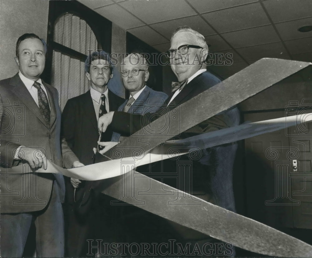 1973 Press Photo Doctors Part of Ribbon-Cutting for Brookwood Medical Center - Historic Images