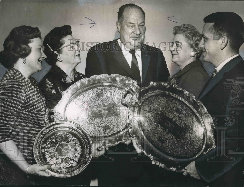 1965 Press Photo Llewellyn W. Johns presents awards to civic clubs, Alabama - Historic Images