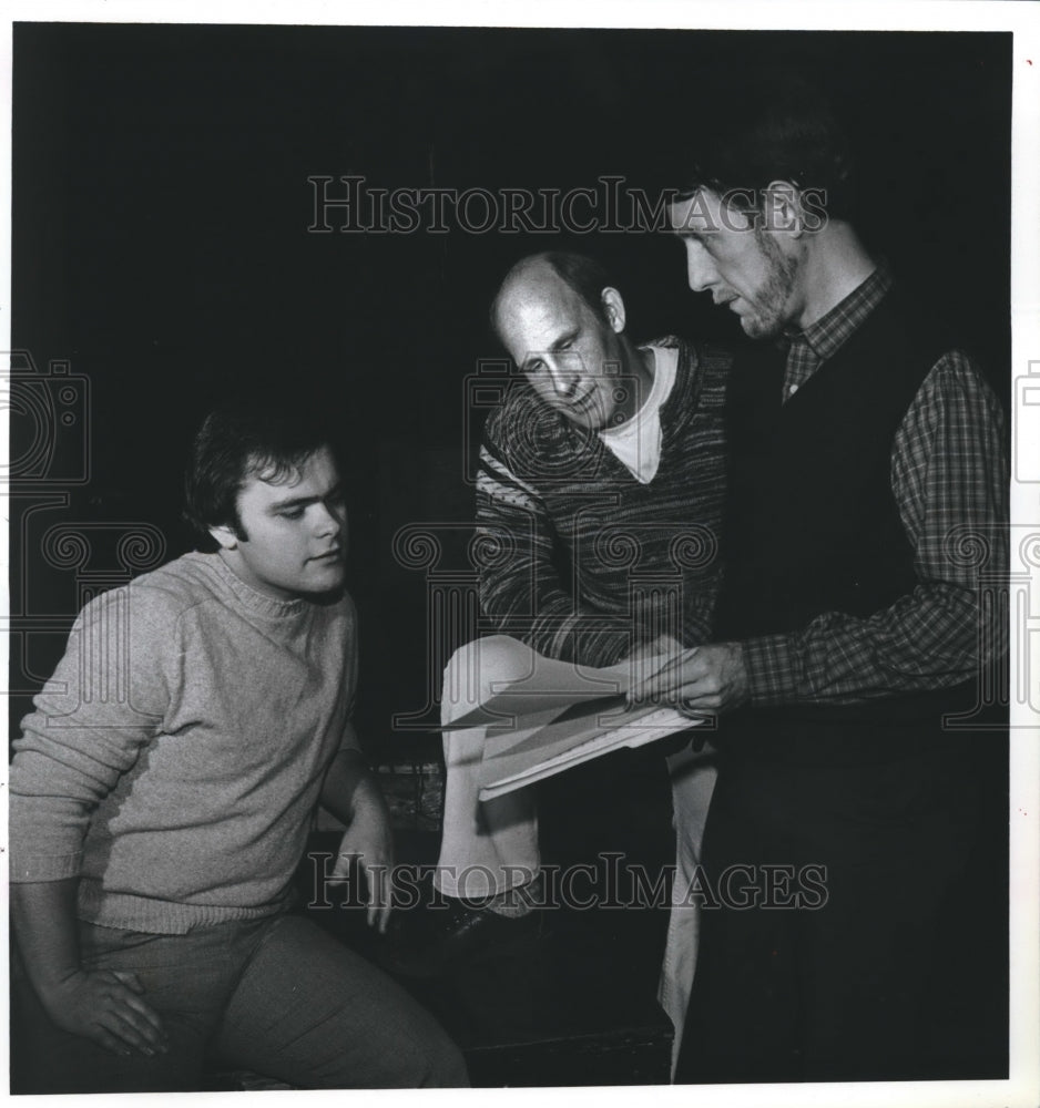 1982 Ken McCoy, Pat Purcell speak to UAB professor Ward Haarbauer - Historic Images