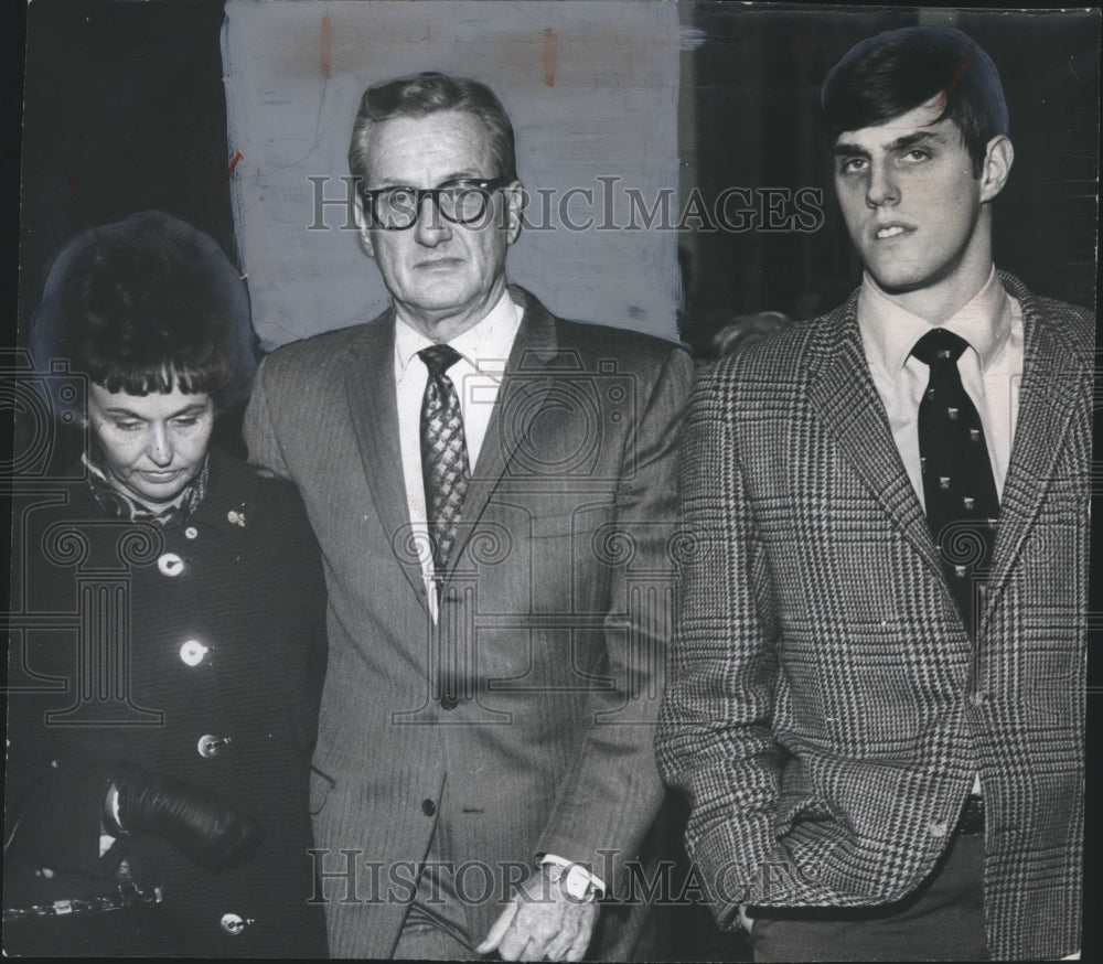 1969 Press Photo Mr & Mrs Richmond Flowers & Son leave court house after vedict - Historic Images