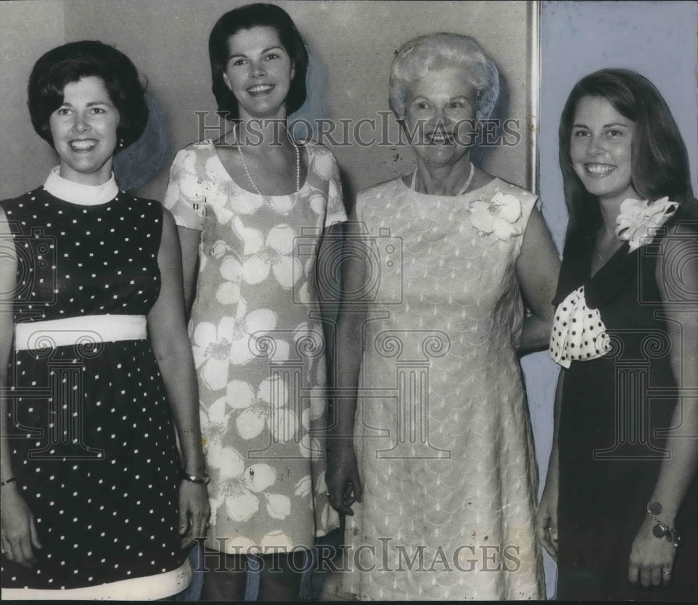 1960 Press Photo Scribblers, Mrs. R. Walker, Mrs. John Holcomb Jr & others, AL-Historic Images