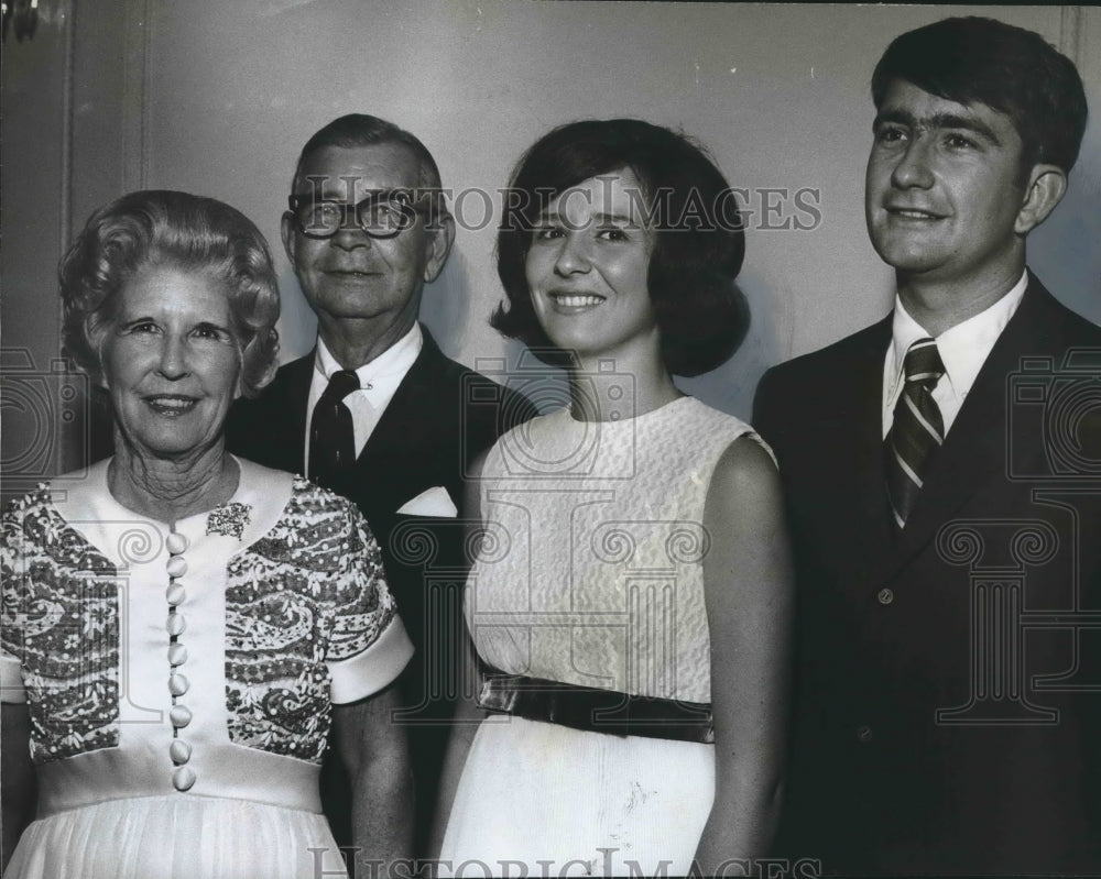 1970 Press Photo Mr. and Mrs. Lewis F. Jeffers Host Reception, in Birmingham - Historic Images