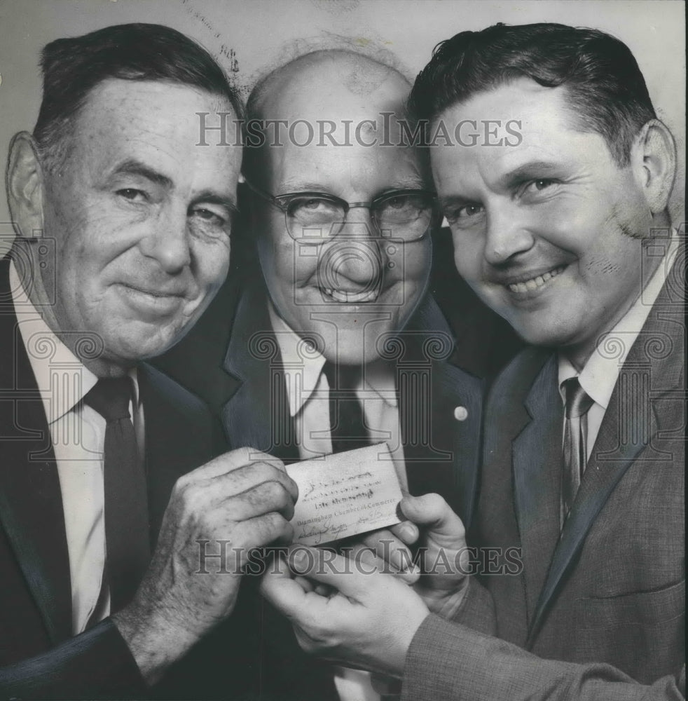 1961 Press Photo Theron Moss Receives Birmingham Chamber of Commerce Gold Card - Historic Images